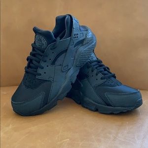 Nike Huarache triple black women’s 7.5